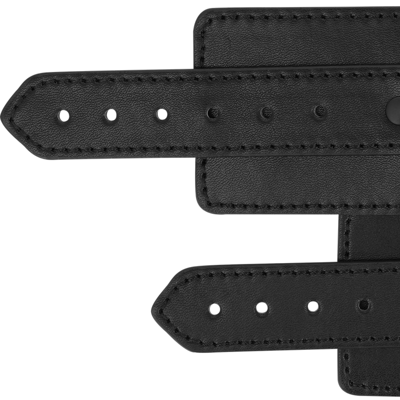 Deux sangles de poignet Intense Fetish déroulées à plat, œillets de réglage en cuir synthétique noir. Menottes ajustables pour la restriction des poignets.