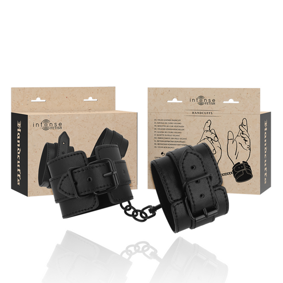 Menottes en cuir synthétique Intense Fetish avec leur boite kraft Handcuffs, sangles à boucle reliées par chaine noire. Manchettes ajustables pour le bondage.