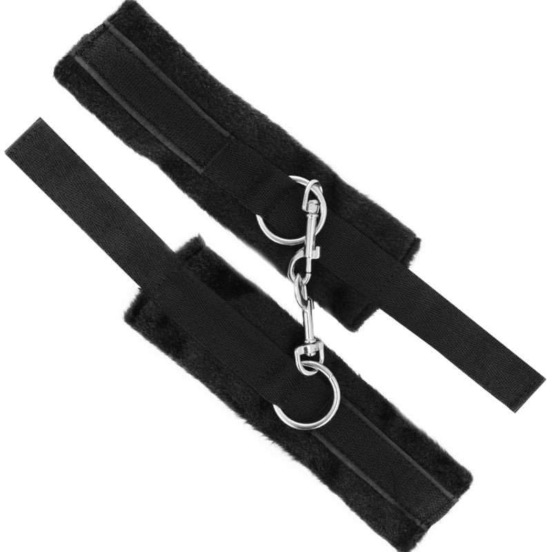 Manchettes doublées de fourrure noire du coffret Intense Fetish, sangles velcro et mousqueton métallique. Attaches souples et confortables pour le bondage débutant.