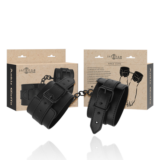 Manchettes de cheville Intense Fetish en cuir vegan présentées avec leur boite kraft, sangles réglables reliées par chaine. Attaches pour le bondage des chevilles.