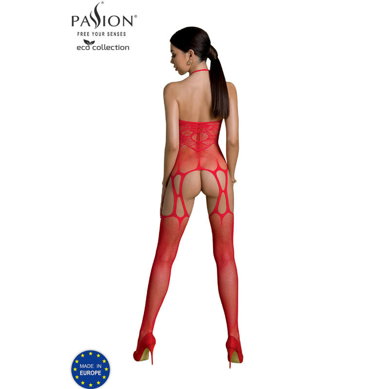 Bodystocking resille rouge Passion Eco vu de dos sur modele, fesses exposees, decoupes geometriques aux cuisses et entrejambe ouvert, talons rouges.