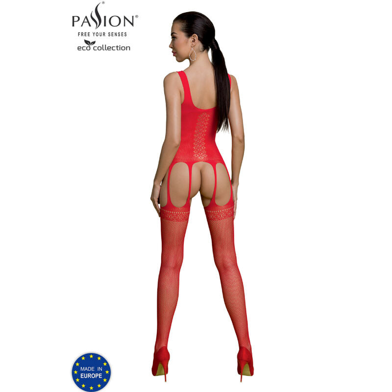 Bodystocking resille rouge Passion Eco vu de dos sur modele, fesses exposees, motif croise sur le dos et bas filet, talons rouges assortis.