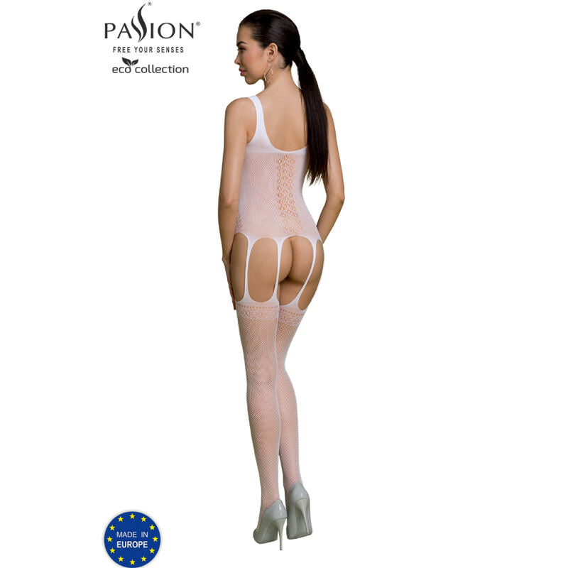 Bodystocking resille blanc Passion Eco vu de dos sur modele, fesses visibles sous la maille, motif croise et bas filet, talons clairs assortis.