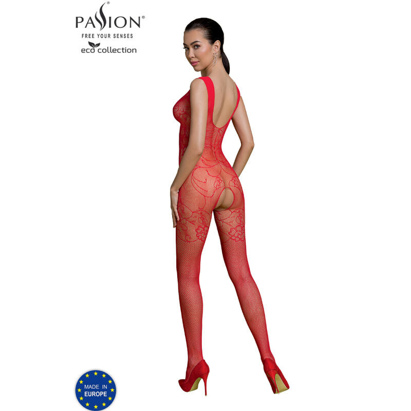 Bodystocking resille rouge Passion Eco porte par modele nue de profil, motifs floraux ajoures sur le corps et bas filet, escarpins rouges assortis.