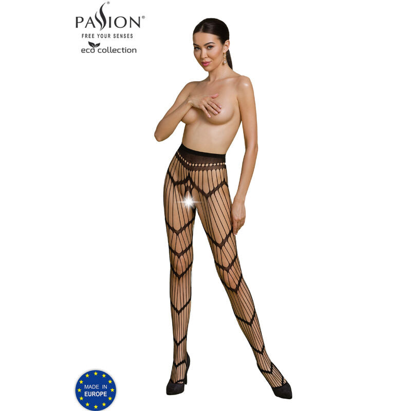 Mannequin seins couverts par les mains en collant resille noir Passion Eco a lanieres verticales aux jambes, vue de face, escarpins noirs, fond blanc.