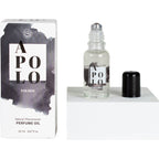 Flacon roll-on d'huile aux pheromones Apolo for men bouchon retire, pose sur un socle blanc. Format 20 ml nomade, deux applications pour une fragrance masculine boisee.
