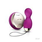 Œuf vibrant Lyla 2 rose fuchsia et sa télécommande dorée à molette Lelo, deux sphères en silicone reliées par une boucle, vibrations pilotées à distance.