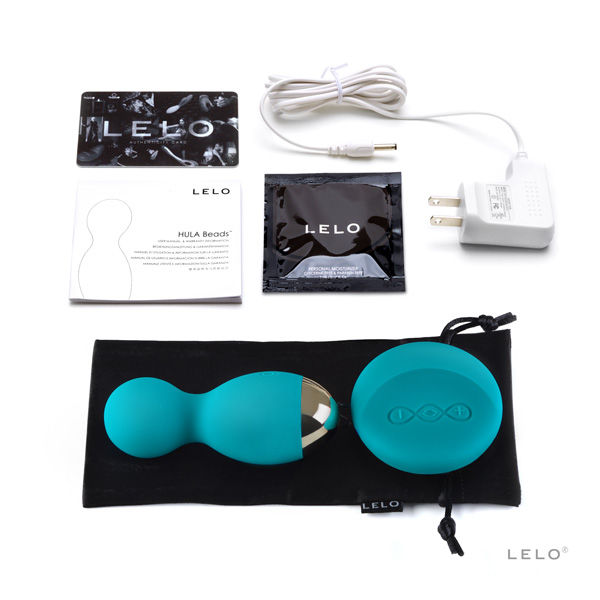 Œuf vibrant Lyla 2 bleu accompagné du câble, de la notice, de la pochette et de la télécommande Lelo, sphères en silicone submersibles pilotées à distance.