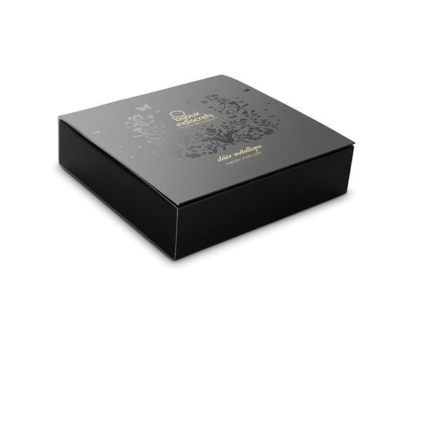 Coffret noir laque Desir Metallique Bijoux Indiscrets vu de dessus, ecrin carre elegant aux motifs dores du tour de cou bijou en maille metallique