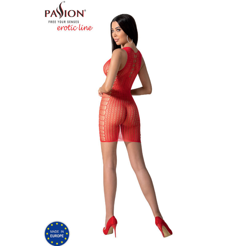 Profil du mannequin en robe resille rouge Passion BS097, maille graphique ajouree transparente moulante, escarpins rouges pour une silhouette sensuelle