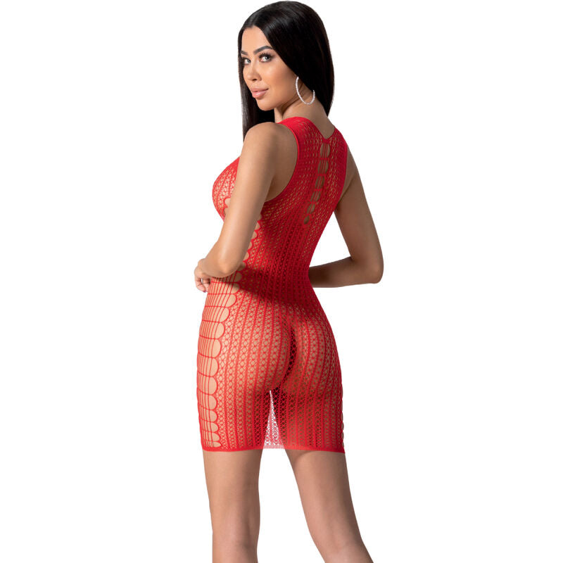 Vue de dos de la robe resille rouge Passion BS097 sur mannequin, dos echancre et maille rayee ajouree moulante courte devoilant les jambes nues
