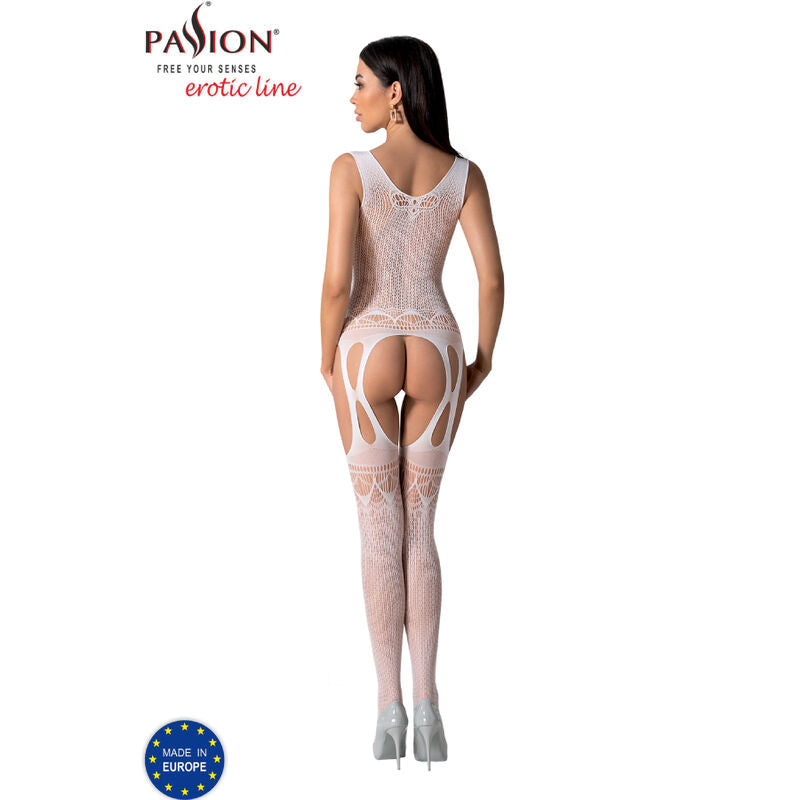Vue de dos du mannequin en combinaison resille blanche Passion BS099 effet jarretelles, maille ajouree transparente moulante et bas integres a dentelle, escarpins clairs