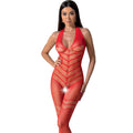 Mannequin de face en combinaison resille rouge Passion BS100, maille a rayures diagonales transparente moulante integrale, decollete plongeant tres sensuel