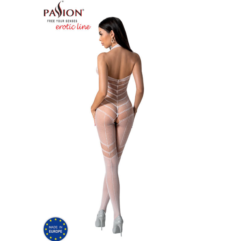 Vue de dos du mannequin en combinaison resille blanche Passion BS100, maille a rayures diagonales transparente moulante integrale, escarpins clairs assortis