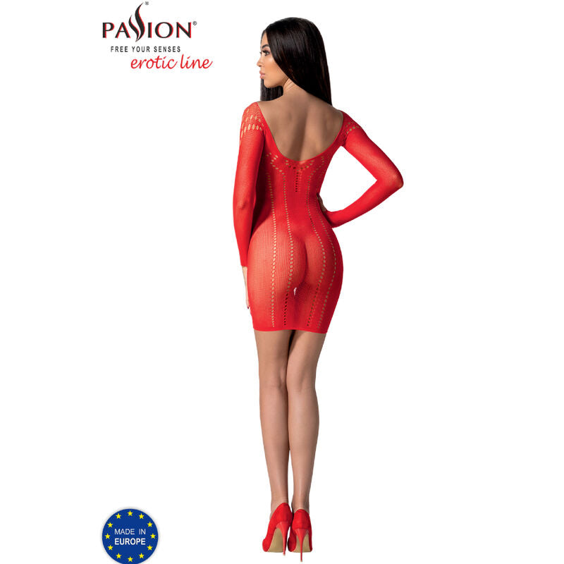 Vue de dos d'un mannequin en robe resille rouge Passion erotic line, maille ajouree moulante a manches longues mettant en valeur la silhouette.