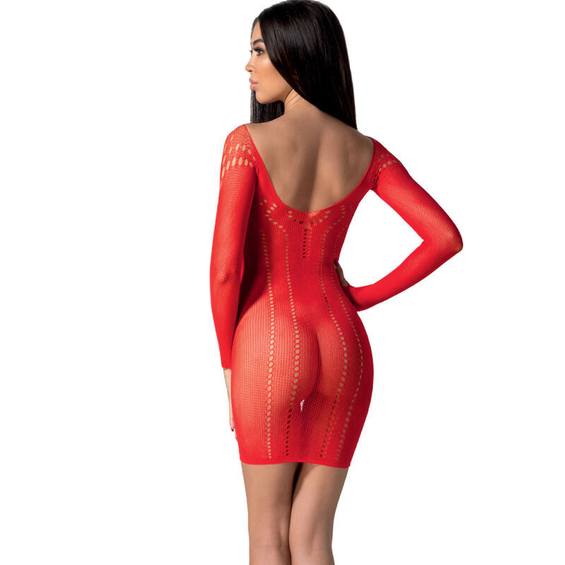 Vue de dos d'un mannequin en robe resille rouge Passion, maille semi-transparente moulante a manches longues soulignant le dos et les hanches.