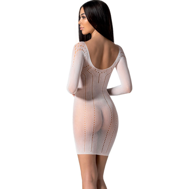 Vue de dos d'un mannequin portant la robe resille blanche Passion, maille semi-transparente moulante a manches longues soulignant le dos et les hanches.