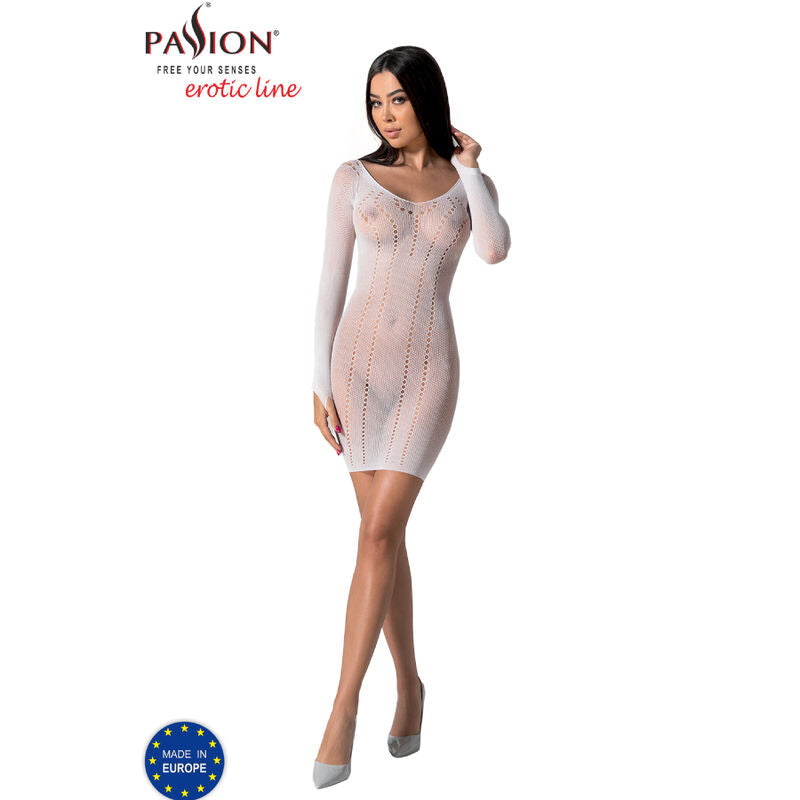 Mannequin de face en robe resille blanche courte Passion erotic line, maille ajouree transparente a manches longues epousant la silhouette feminine.