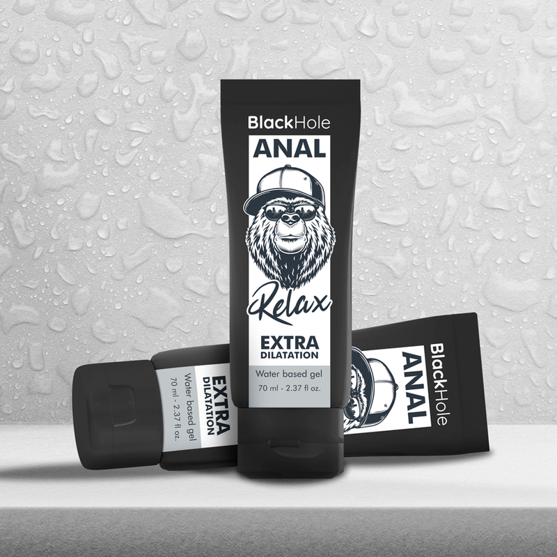 Tube de gel lubrifiant anal Black Hole Relax base eau couche sur fond gris de gouttes, packaging au logo gorille, packshot d'ambiance Extra Dilatation