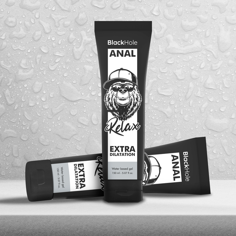 Tube de gel lubrifiant anal Black Hole Relax base eau couche sur fond gris de gouttes, packaging au logo gorille, packshot d'ambiance Extra Dilatation