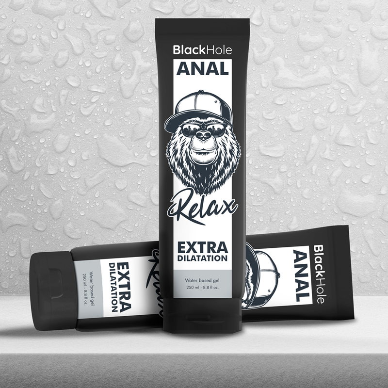 Tube de gel lubrifiant anal Black Hole Relax base eau couche sur fond gris de gouttes, deux tubes au logo gorille, packshot d'ambiance Extra Dilatation