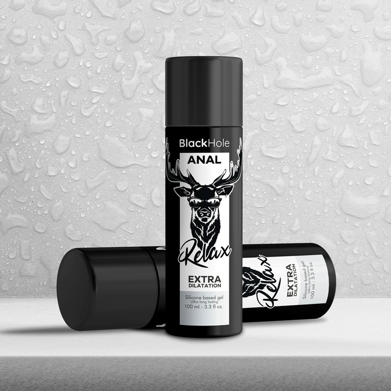 Flacon de gel anal Black Hole Relax base silicone couche sur fond gris de gouttes, deux flacons au logo cerf, packshot d'ambiance Extra Dilatation