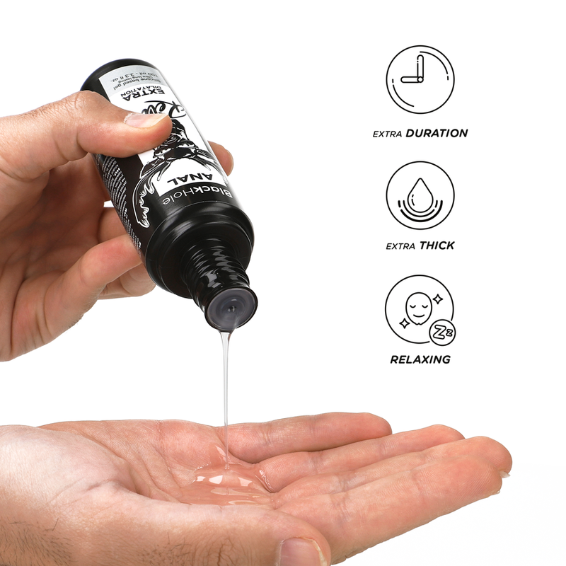 Flacon de gel anal Black Hole Relax base silicone verse en main, texture epaisse qui coule, pictogrammes extra duration extra thick et relaxing