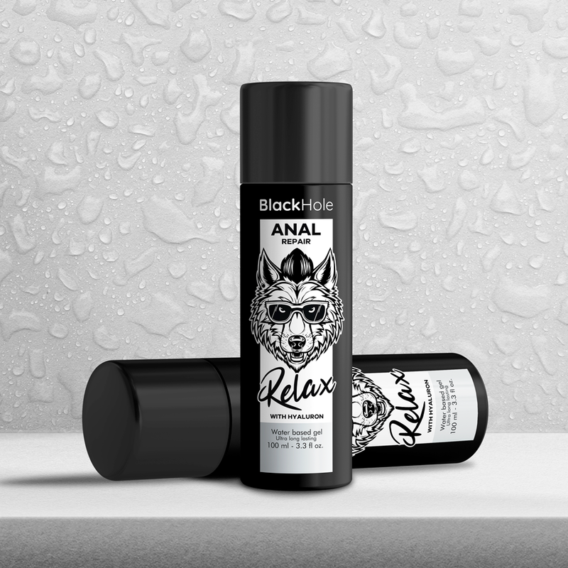 Flacon de lubrifiant anal Black Hole Relax a l'acide hyaluronique couche sur fond gris de gouttes, base eau au logo loup, packshot d'ambiance