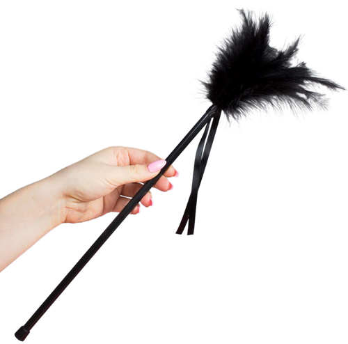 Plumeau tickler noir Secret Play tenu en main par le manche a rubans, plumes sombres ebouriffees pour des caresses sensorielles et un jeu de seduction tactile a deux.
