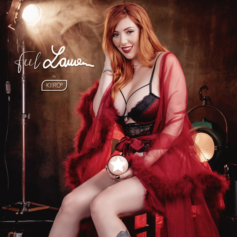 Visuel promotionnel Feel Lauren Kiiroo, actrice rousse en lingerie sur un tabouret tenant le masturbateur ; jouet masculin a gaine vaginale moulee compatible Keon.