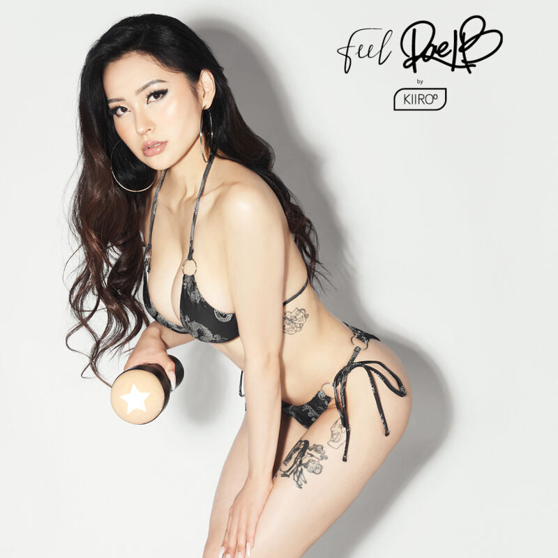 Visuel promotionnel Feel Rae Kiiroo, actrice brune en lingerie cuir tenant le masturbateur ; jouet masculin a gaine vaginale moulee compatible appareils interactifs Keon.