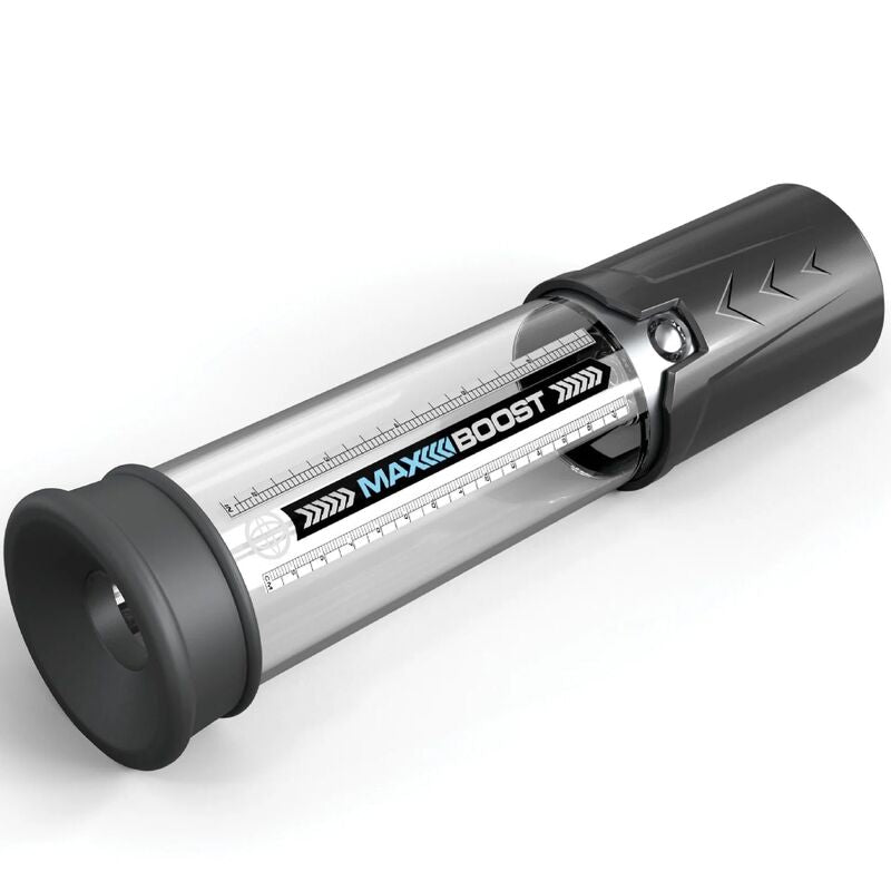 Pompe à pénis Max Boost vue de trois quarts, cylindre transparent gradué et embase noire à valve, présentée couchée pour montrer l'entrée souple et la jauge.