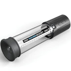 Pompe à pénis Max Boost vue de trois quarts, cylindre transparent gradué et embase noire à valve, présentée couchée pour montrer l'entrée souple et la jauge.