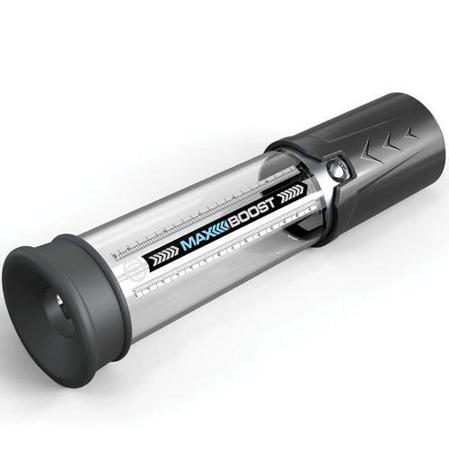 Pompe à pénis Max Boost vue de trois quarts, cylindre transparent gradué et embase noire à valve, présentée couchée pour montrer l'entrée souple et la jauge.