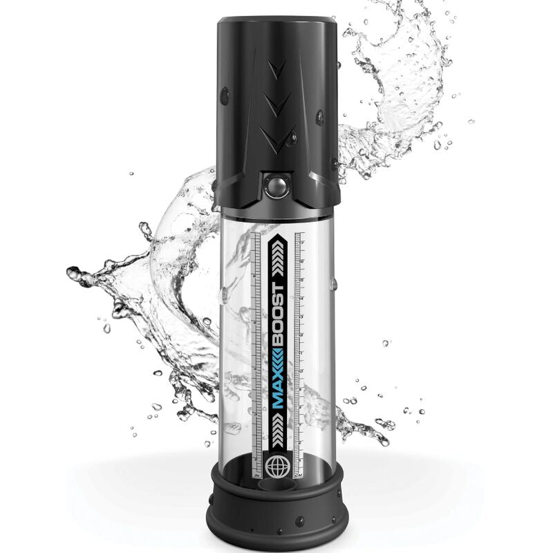 Pompe à pénis Max Boost debout dans une éclaboussure d'eau, tube transparent gradué et tête noire à piston, visuel dynamique soulignant son côté étanche.