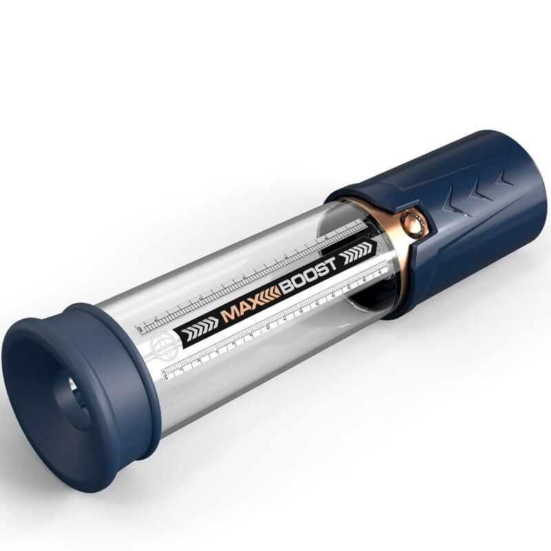 Pompe à pénis Max Boost couchée, tête bleu marine à piston et cylindre transparent gradué, angle qui dévoile l'entrée souple et la jauge latérale.