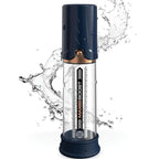 Pompe à pénis Max Boost bleu marine debout dans une gerbe d'eau, tube gradué et piston, visuel énergique mettant en avant l'usage sous la douche.
