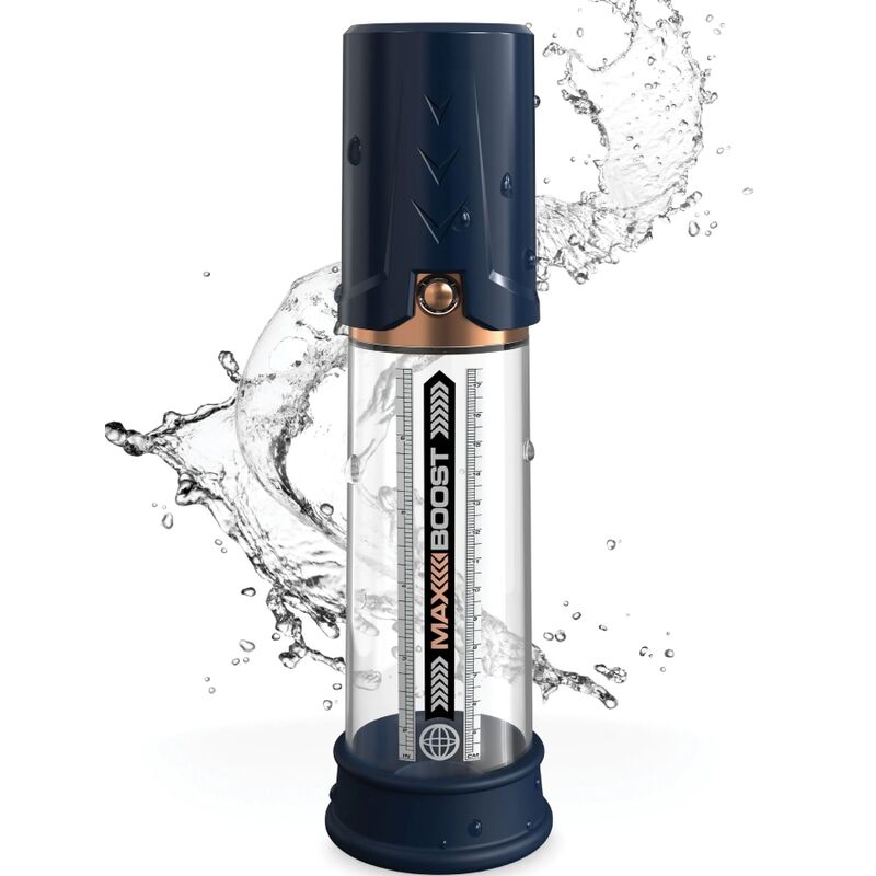 Pompe à pénis Max Boost bleu marine debout dans une gerbe d'eau, tube gradué et piston, visuel énergique mettant en avant l'usage sous la douche.