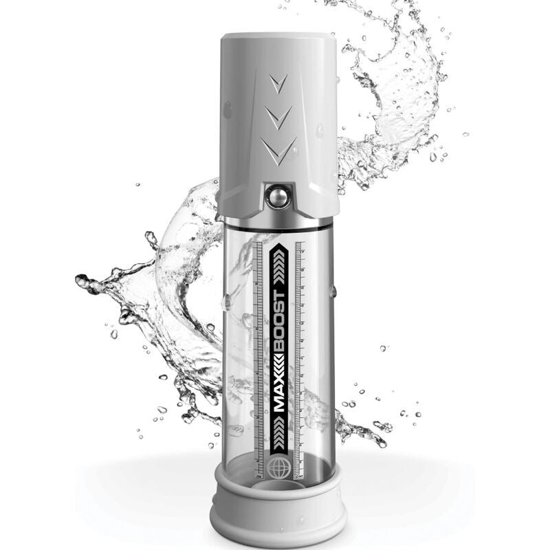 Pompe a penis Max Boost avec eclaboussures d'eau soulignant l'etancheite, cylindre transparent gradue et tete blanche, dispositif piston sur fond blanc.