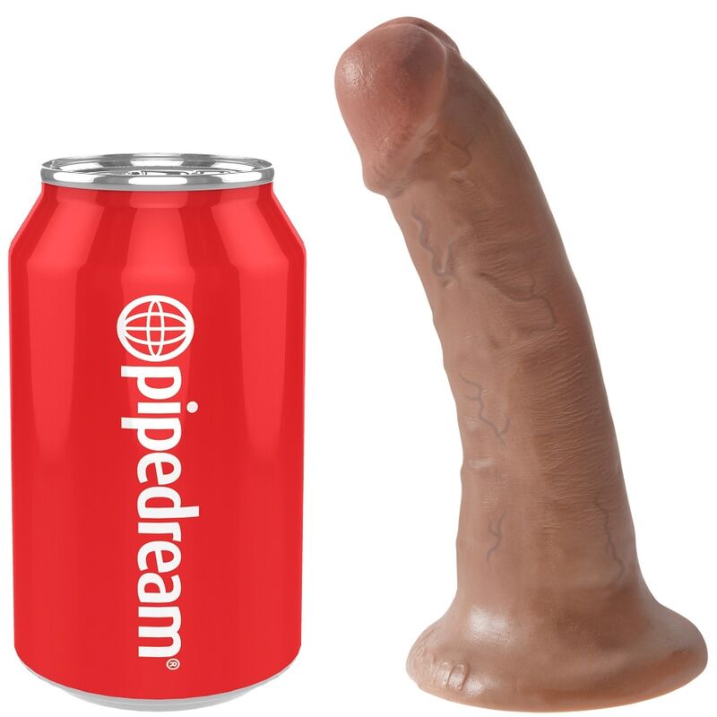 Gode realiste King Cock caramel dresse a coté d'une canette Pipedream rouge servant d'echelle de taille, gland net et base ventouse, modele fait main effet peau, format moyen.
