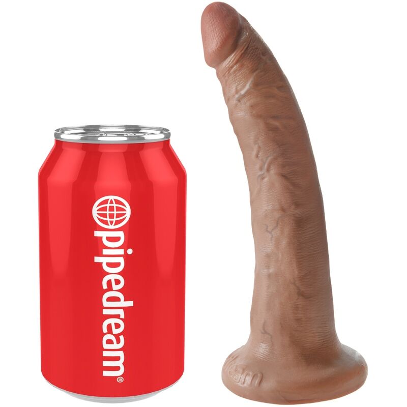 Gode realiste King Cock caramel debout a coté d'une grande canette Pipedream rouge pour l'echelle de taille, gland et veines, base ventouse, modele fait main effet peau, format moyen.