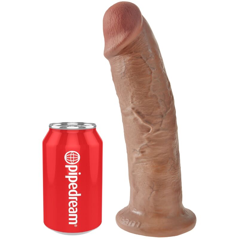 Grand gode realiste King Cock caramel dresse a coté d'une canette Pipedream rouge pour l'echelle de taille, gland et veines nets, base ventouse, modele fait main effet peau, sans testicules.