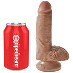 Gode realiste King Cock avec testicules pose pres d'une canette Pipedream rouge servant d'echelle de taille, gland marque et veines saillantes, base ventouse, teinte caramel effet peau.