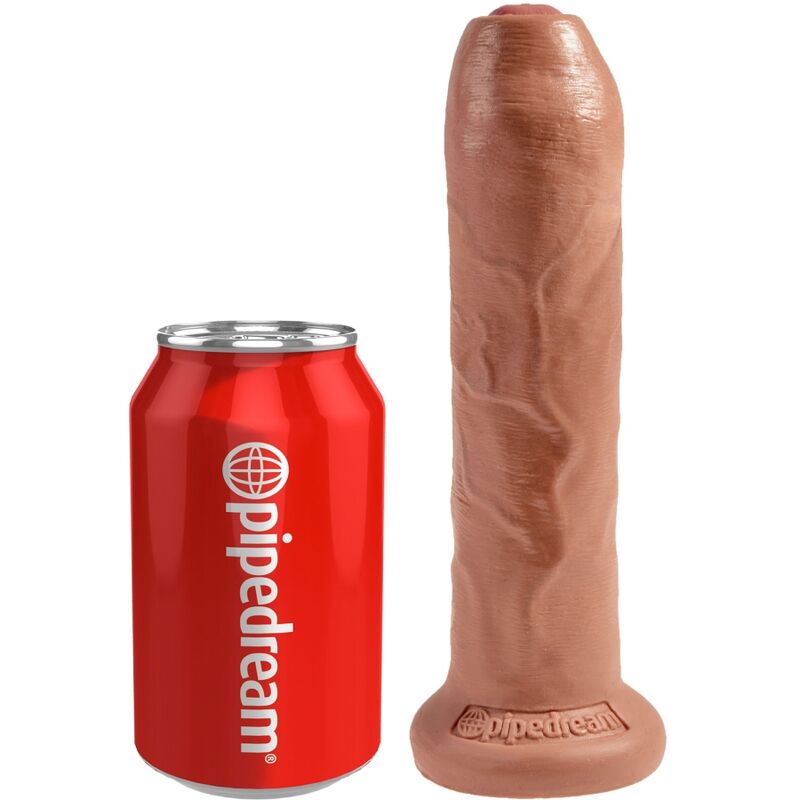 Gode realiste caramel King Cock Uncut pose pres d'une canette repere de taille, gland non circoncis et surface veinee, base ventouse sur fond blanc.