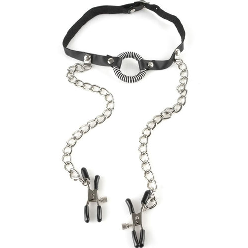 Baillon a anneau metallique avec sangle de cuir noir et chaines reliees a deux pinces a tetons, accessoire BDSM presente seul sur fond blanc.