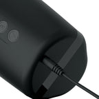 Gros plan sur le port de charge du Moto-Bator 2 avec câble USB branché