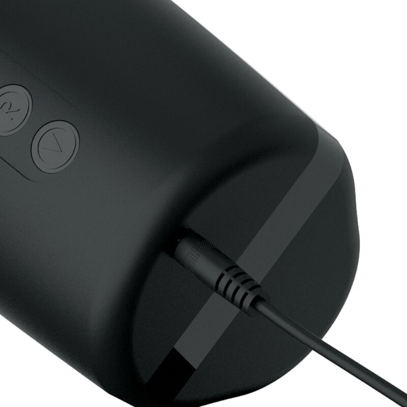 Gros plan sur le port de charge du Moto-Bator 2 avec câble USB branché