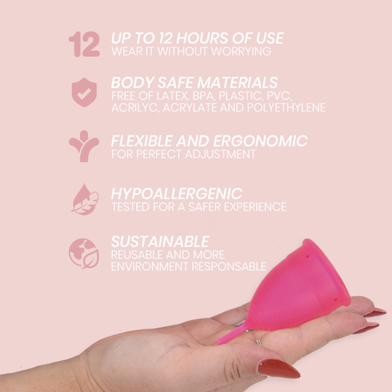 Coupe menstruelle Intimichic en silicone posee dans la main, illustrant les benefices : port jusqu'a 12 heures, materiaux sains, ergonomie et caractere durable.