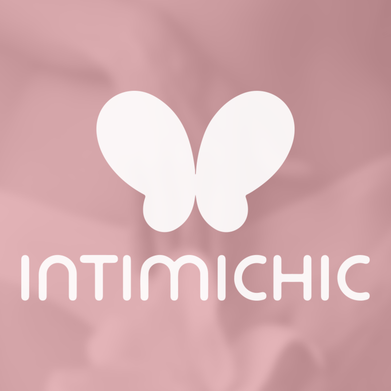 Visuel de marque Intimichic avec logo papillon blanc sur fond rose, univers des soins intimes feminins et du bien-etre vaginal au quotidien.