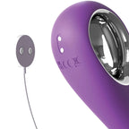 Detail du port de charge magnetique et des mentions de certification gravees sur le silicone violet